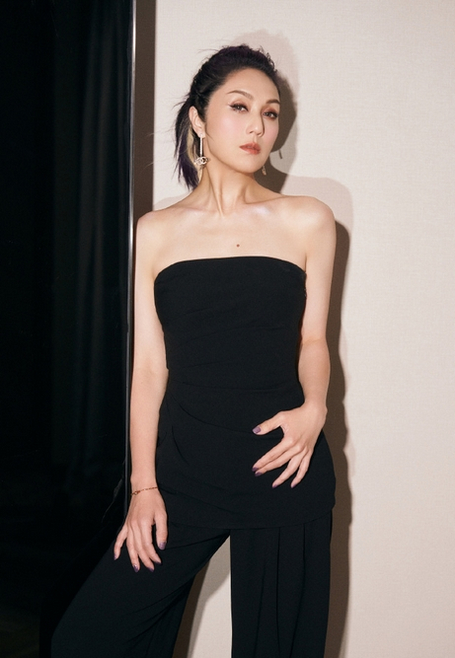 杨千嬅近日在舞台上展现了一套黑色抹胸造型,将她的身材优势完美地