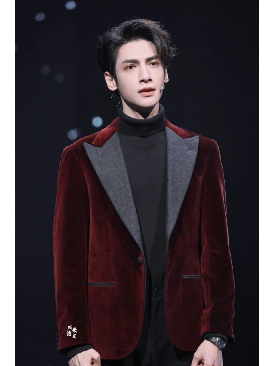 朱一龙是19年央视54晚会穿的 罗云熙是今年网络视听盛典穿的 不知道