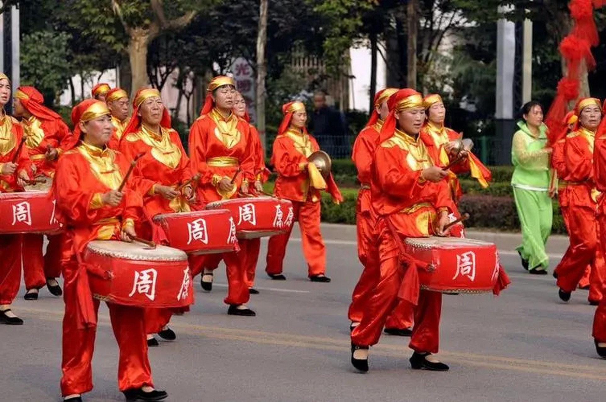 迎亲队伍图片高清图片