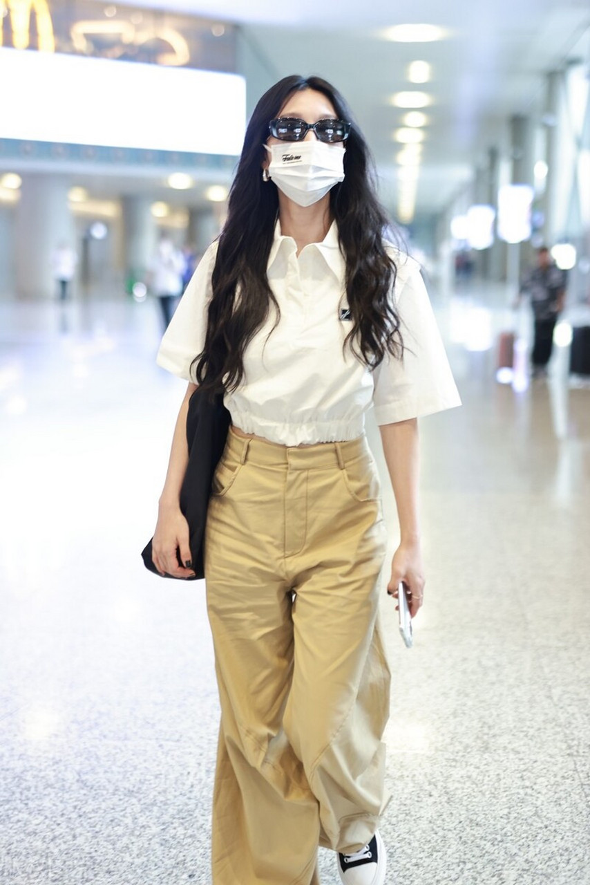 张俪机场街拍,白色短衬衫搭配卡其色阔腿裤,墨镜清爽干净!