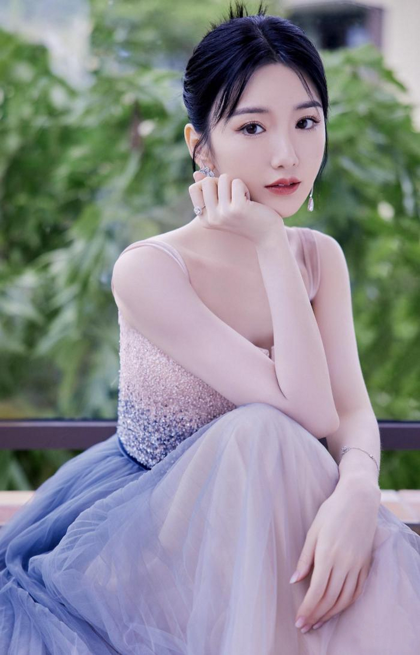 35岁的毛晓彤,气质清丽脱俗,美得让人窒息