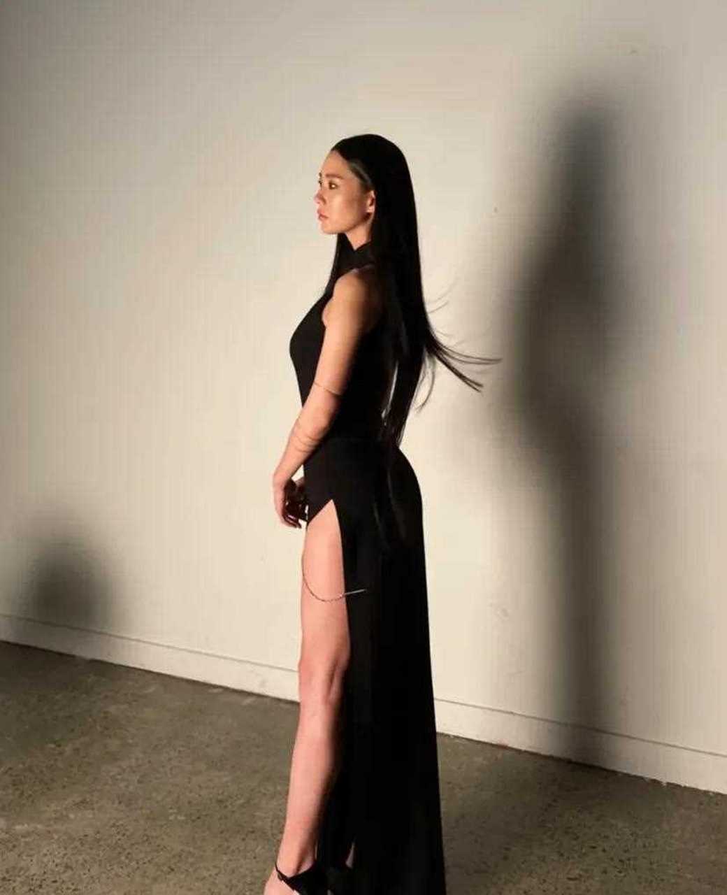 韩国第一美女模特clara黑直发搭配黑裙,御姐女神范儿十足