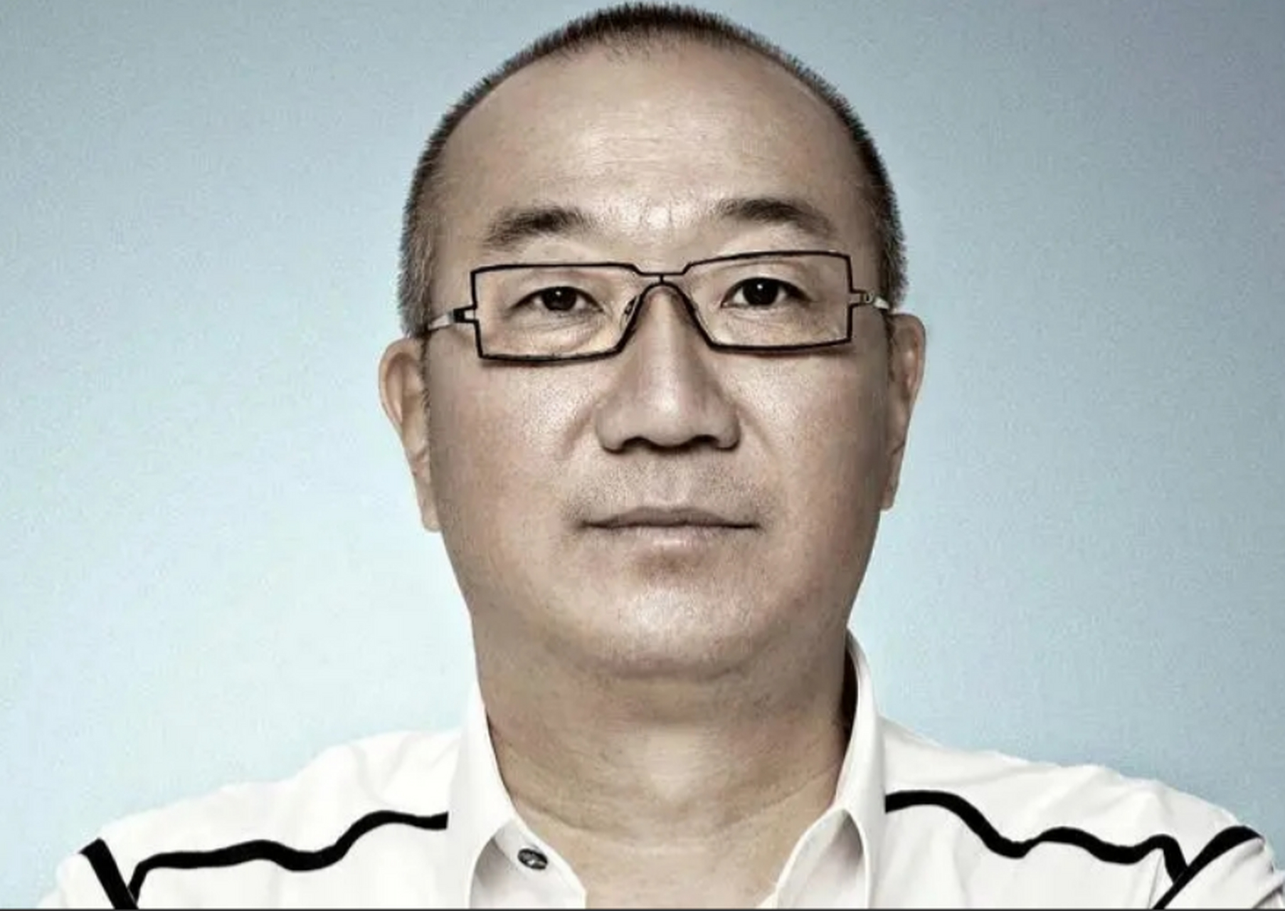 有一次,万通创始人冯仑着急赶一个应酬,没留神就闯红灯了,交警立刻