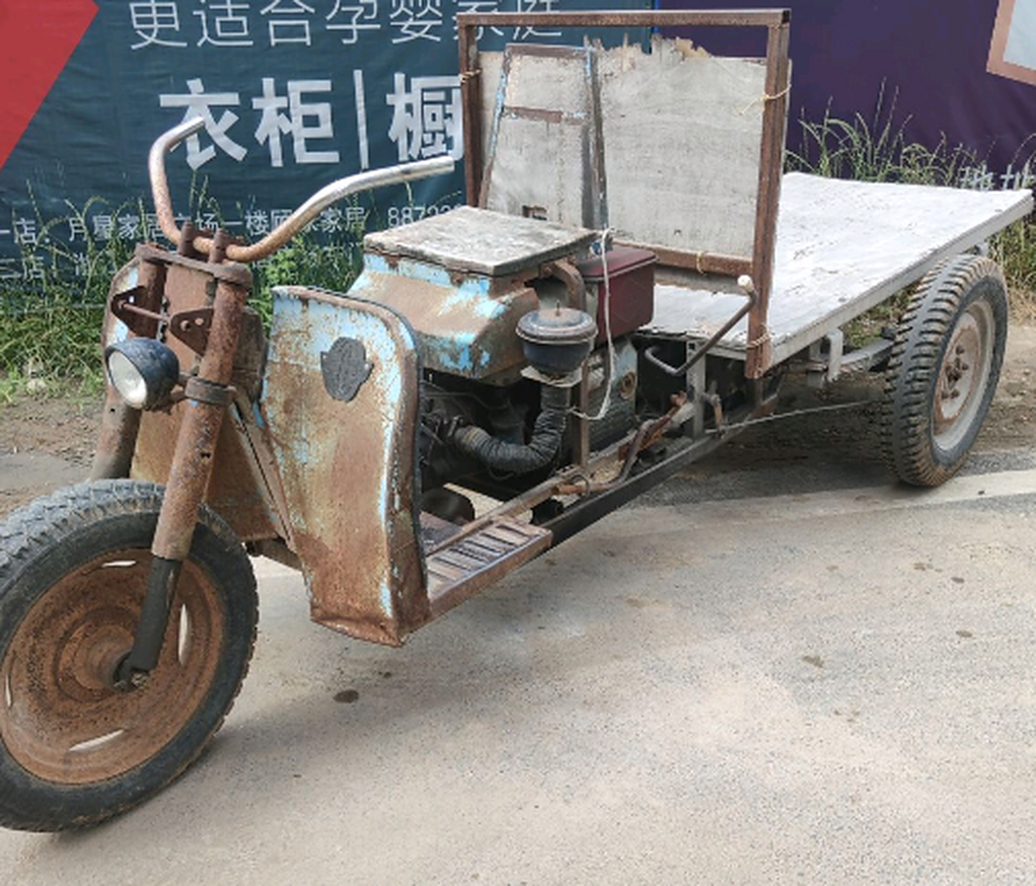 从老家翻出一辆旧三轮子,我发现还能启动