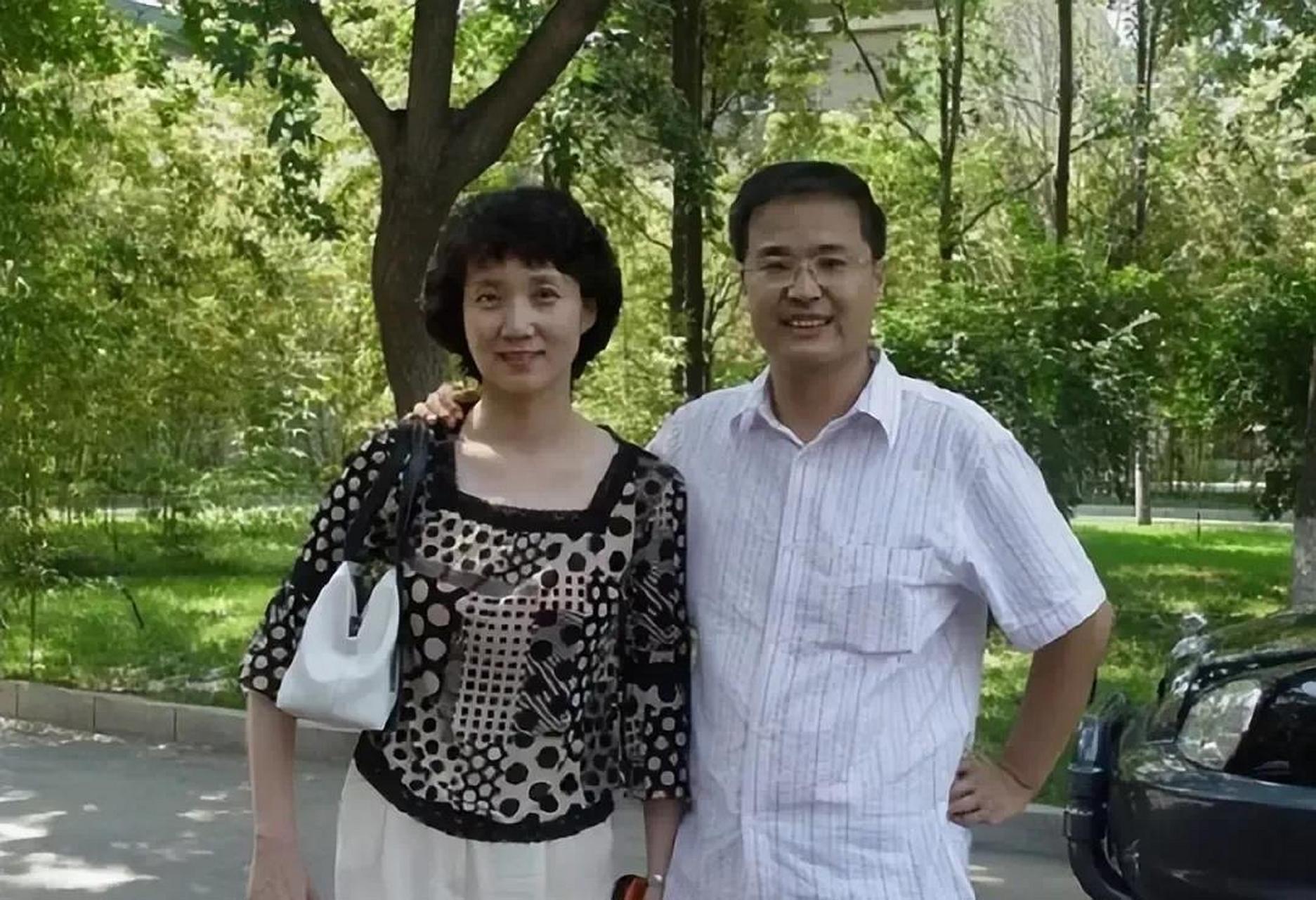 著名主持人李修平与丈夫合影照,63年出生的她,年龄今年也有60岁了,到