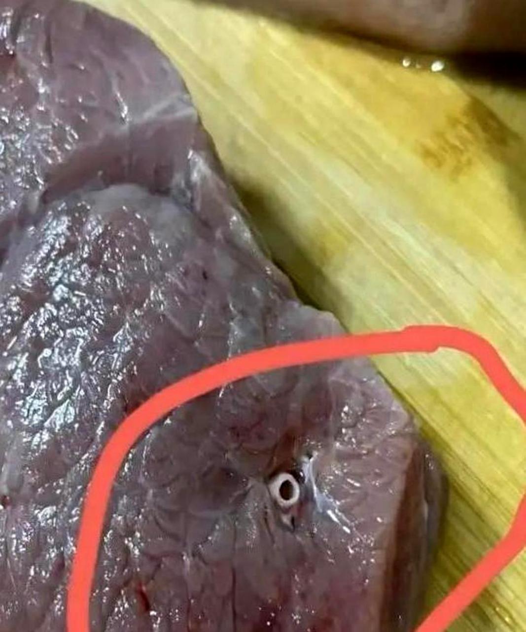 请问为什么这块猪肉上有一个洞?