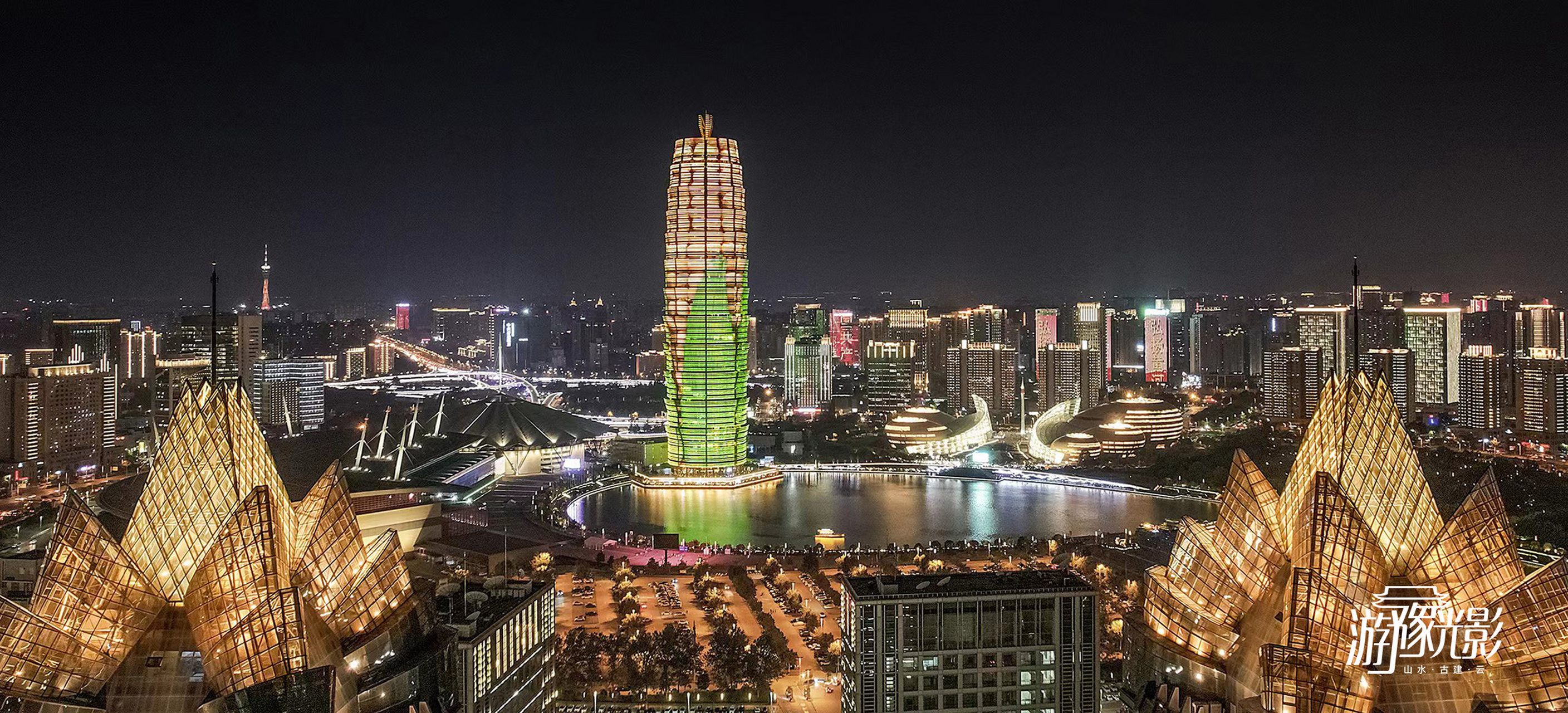 2021郑州玉米楼灯光秀图片