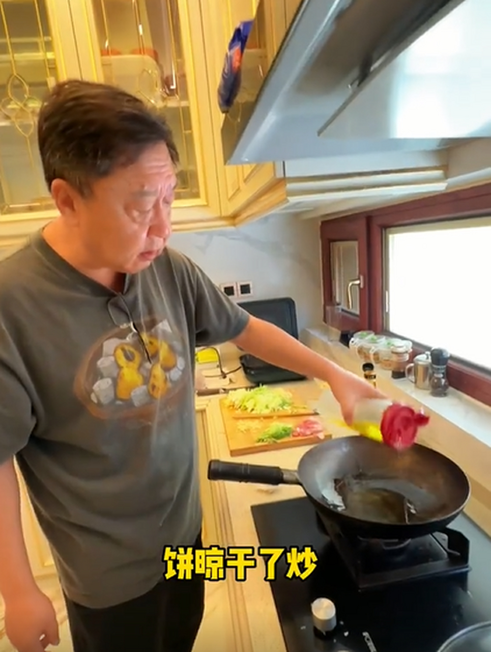 豪宅厨房内景曝光,在家下厨做焖饼】  喝酒,抽烟,烫头是于谦三大爱好