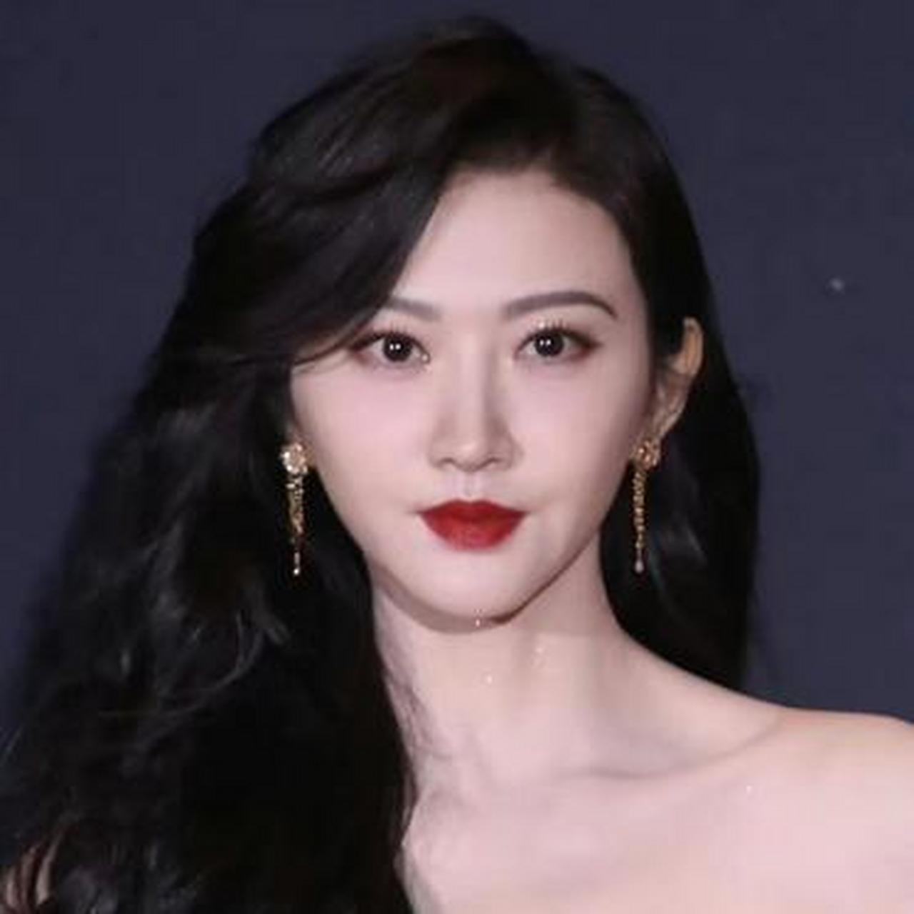 景甜笑起来真的甜,希望她能好起来![开心]