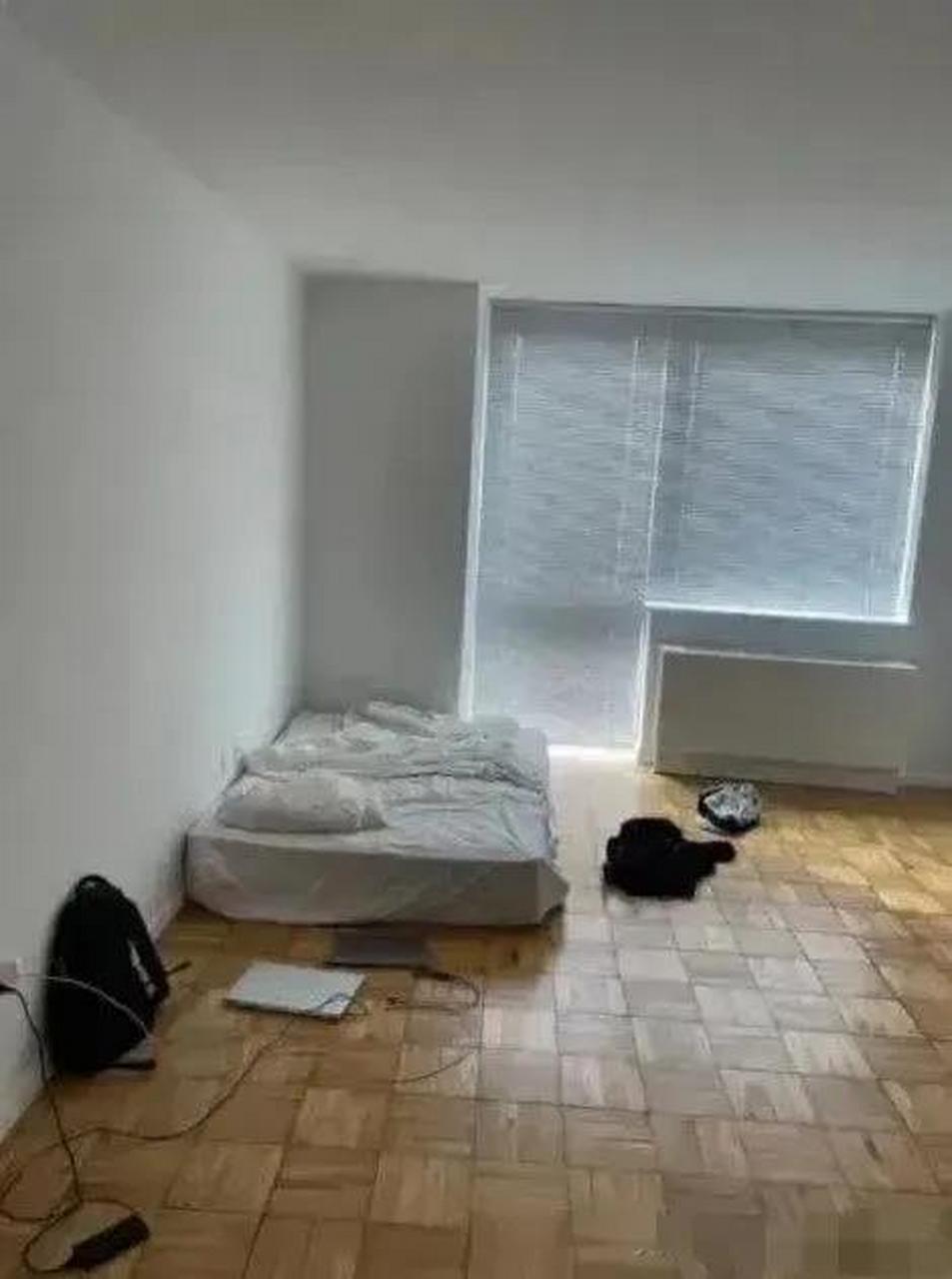 真的简陋到令人发指了,房间地板像是拼花的实木地板,房间一角的地上就