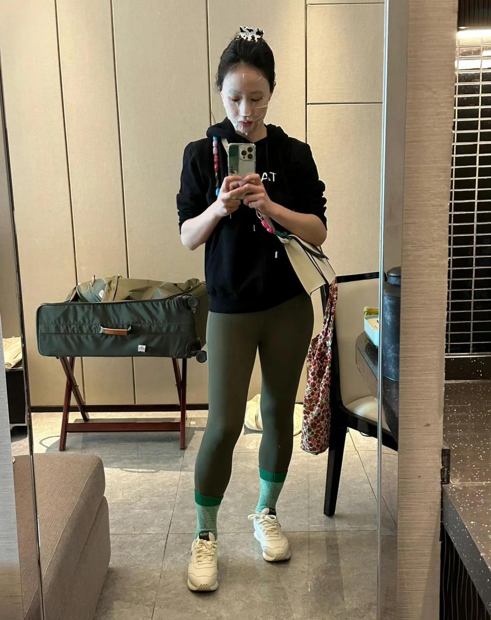 明星李梦的生活照片,主打就是一个"真实",和其他女明星精修的照片不同