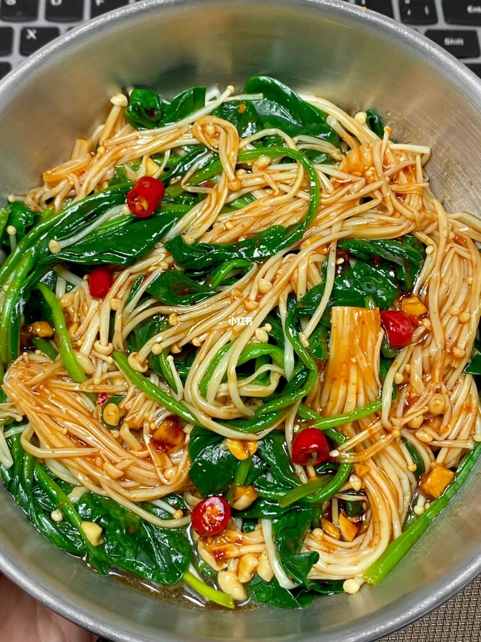 今天吃酸辣菠菜拌金针菇,真的泰好吃辣!