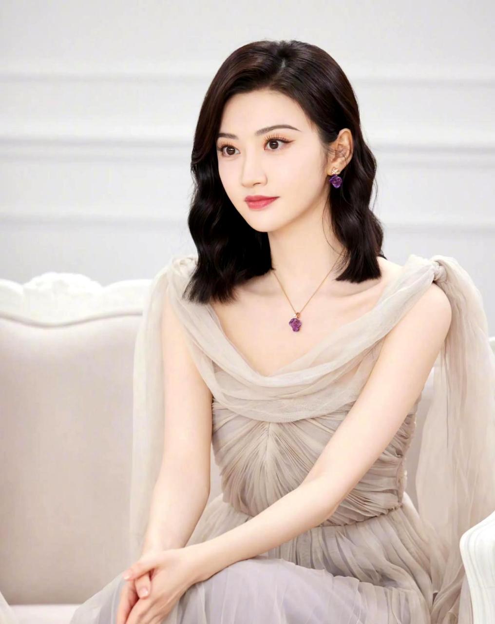 景甜一直对婚姻充满期待,她曾透露自己在35岁之前计划结婚生子.