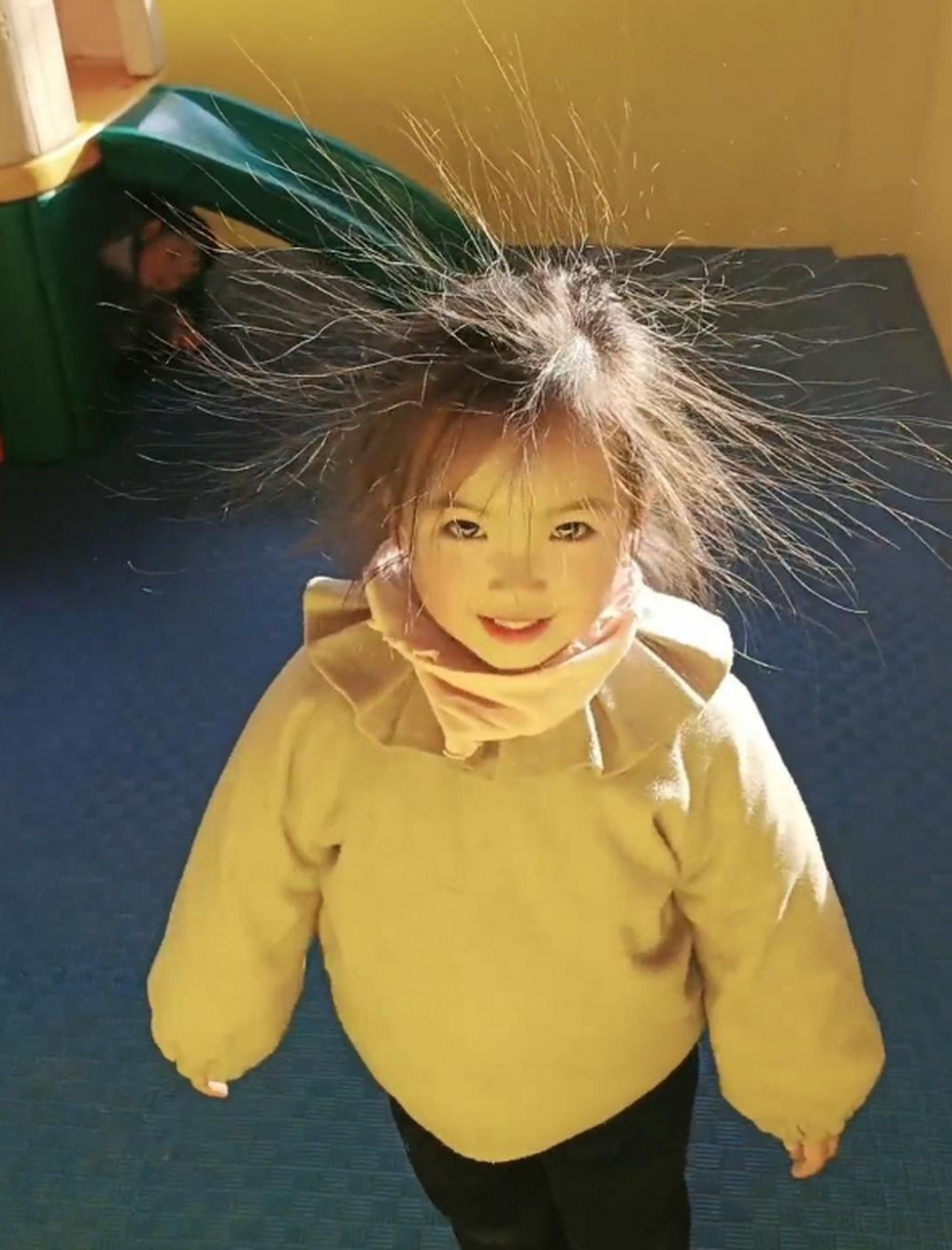 闺女这是怎么了,头发为什么会这样飞起来?