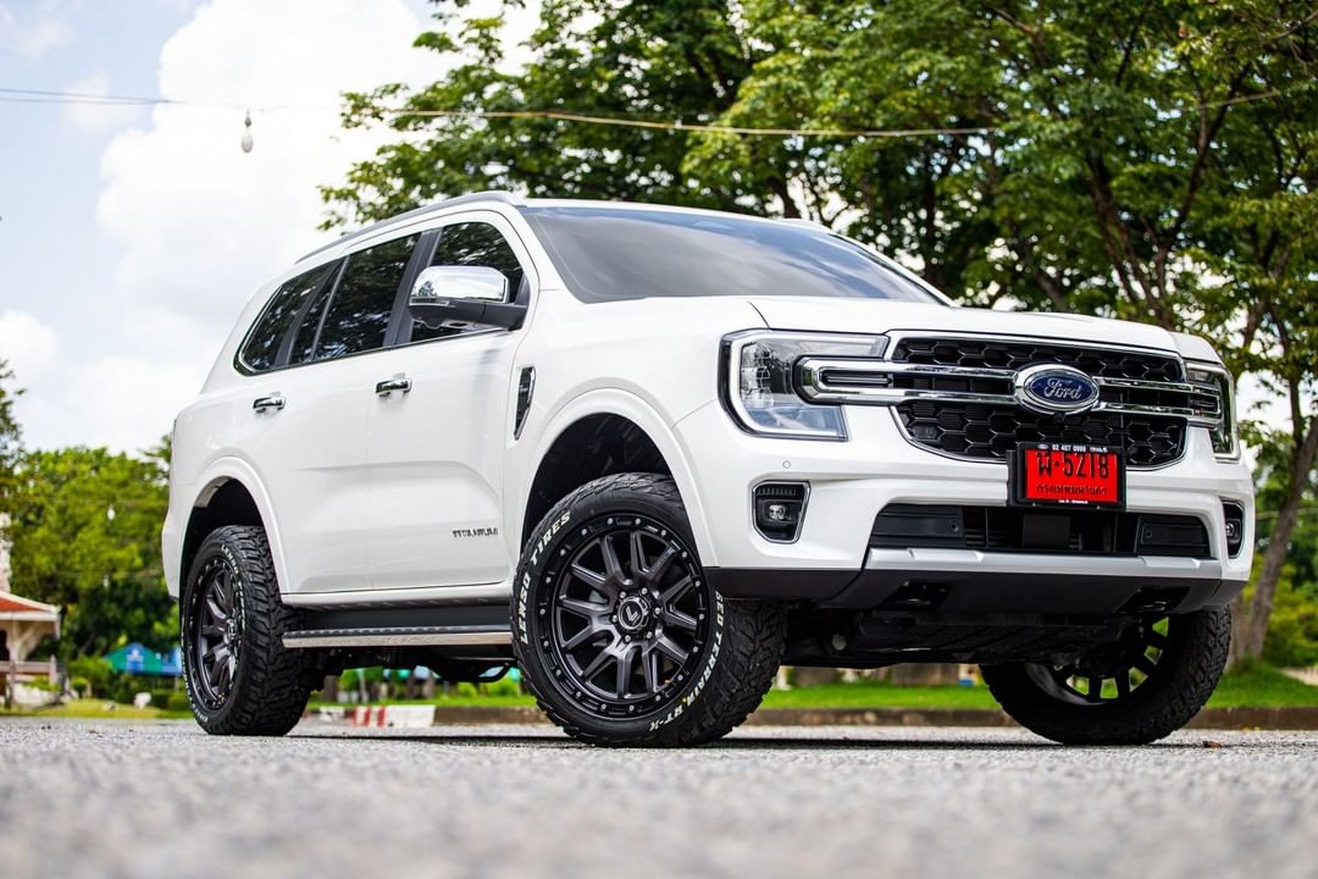 全新福特撼路者,实车进行了改装,在轮毂上有点更加越野的感觉,这一代