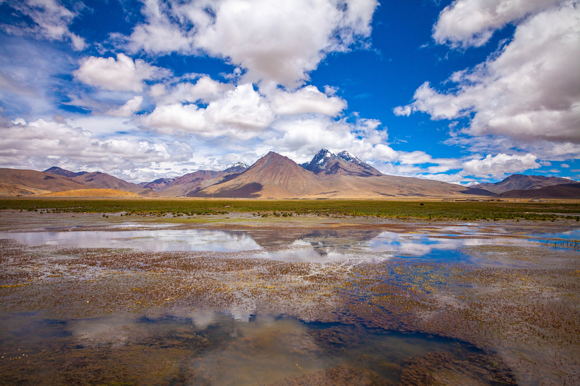 佩枯措,旧称"拉措森措",藏语意为神湖鬼湖,它地处吉隆县折巴乡和