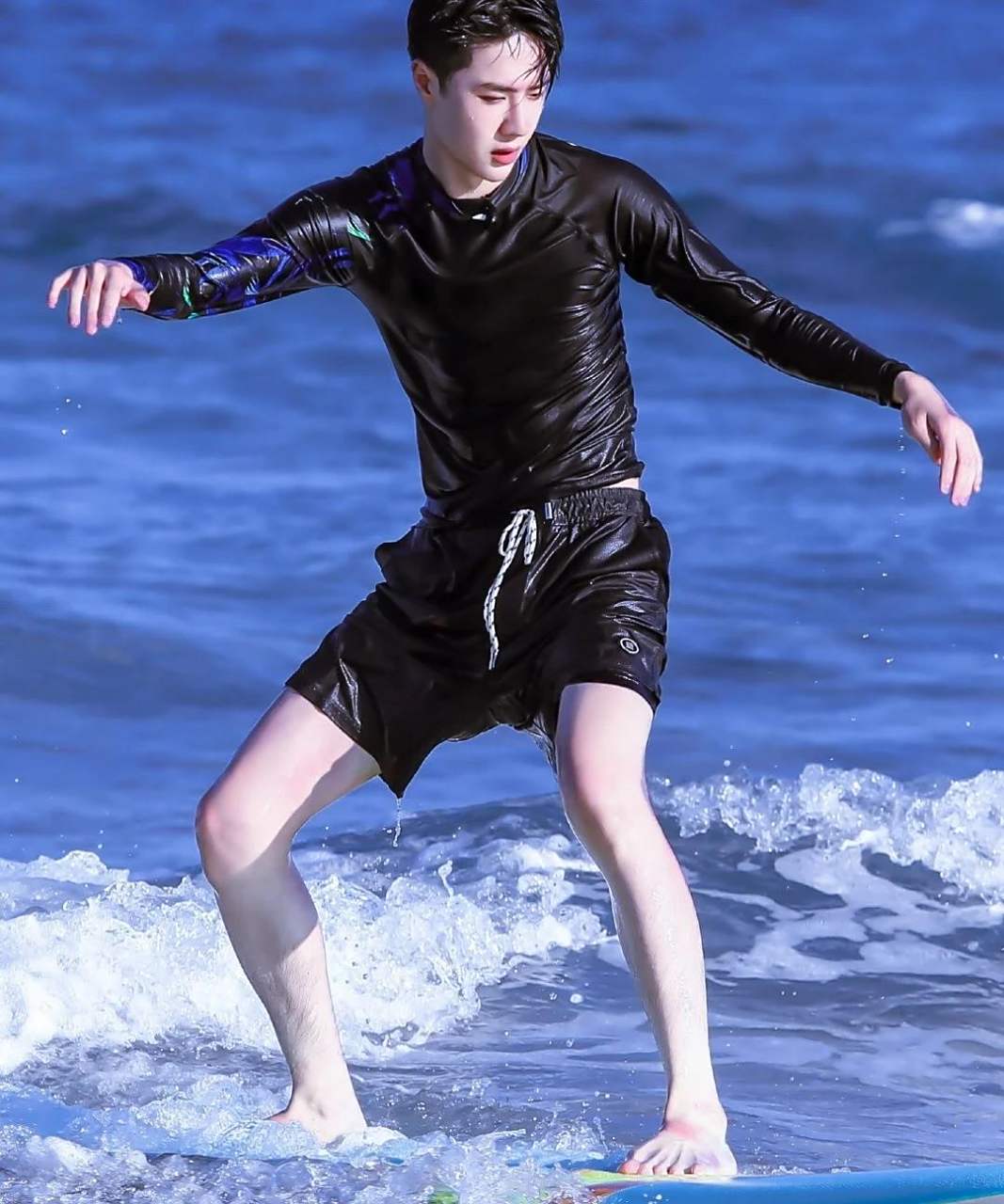 身材突出腿毛抢镜  湿身的王一博更有型了,身材更加突出,肌肉线条明显