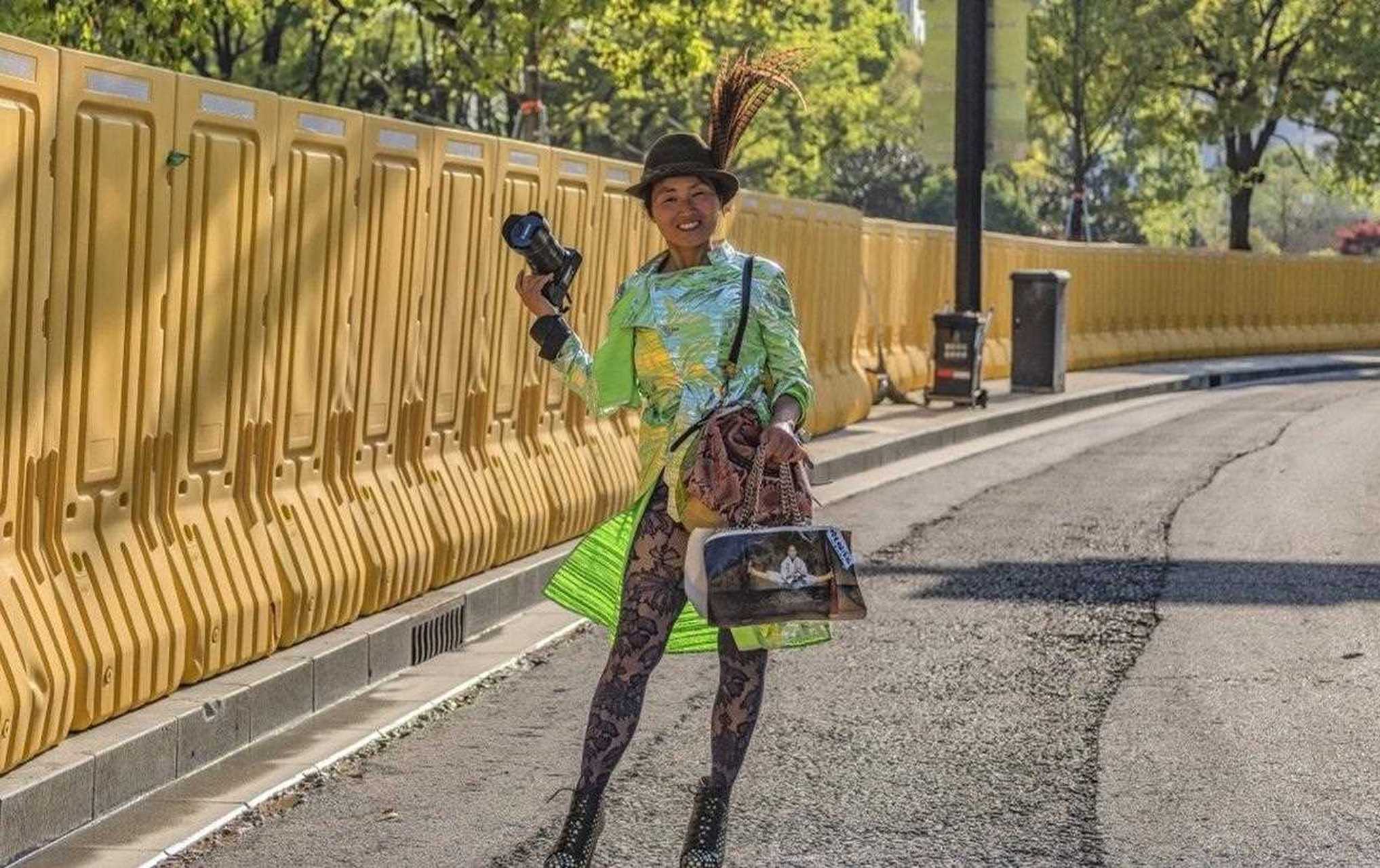 鸡毛姐上海时装周街拍造型分享,原来中年女性也能这么时髦…… 关注