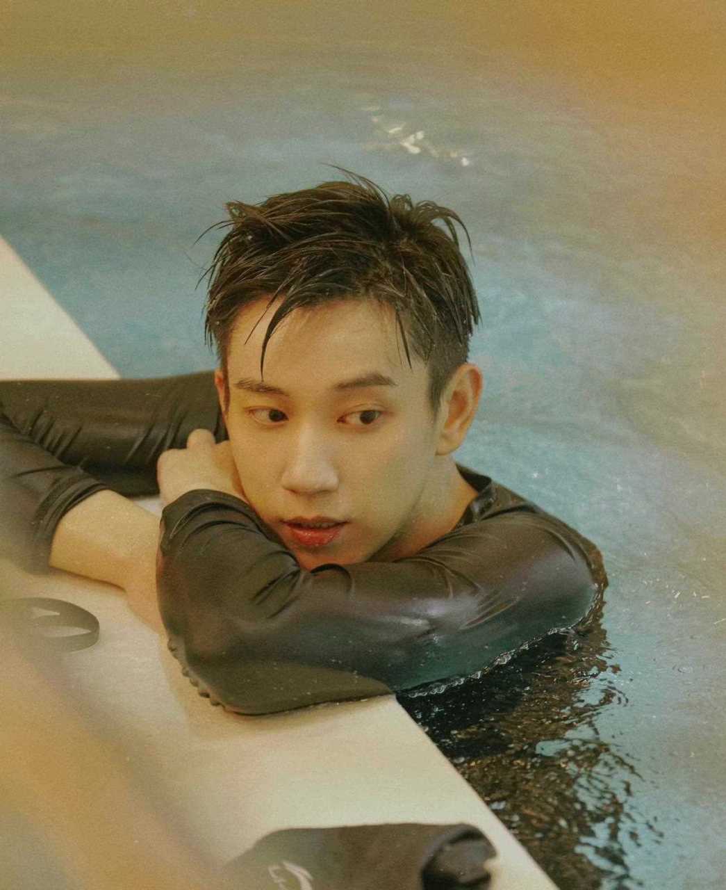 王子奇泳池湿发写真!