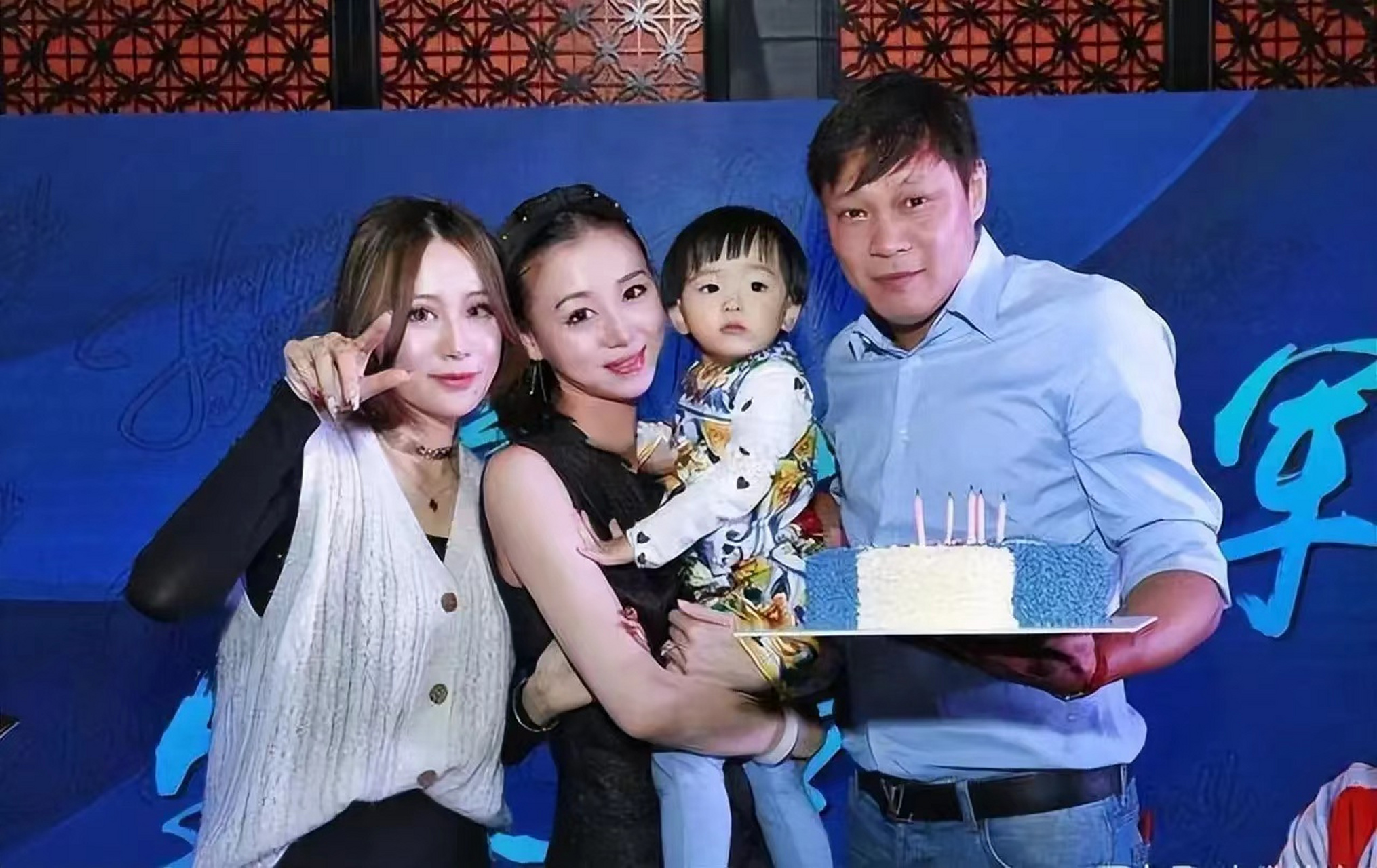 范志毅的第一任妻子李倩现身,她的气质优雅韵味十足,与女儿范斯晶同框