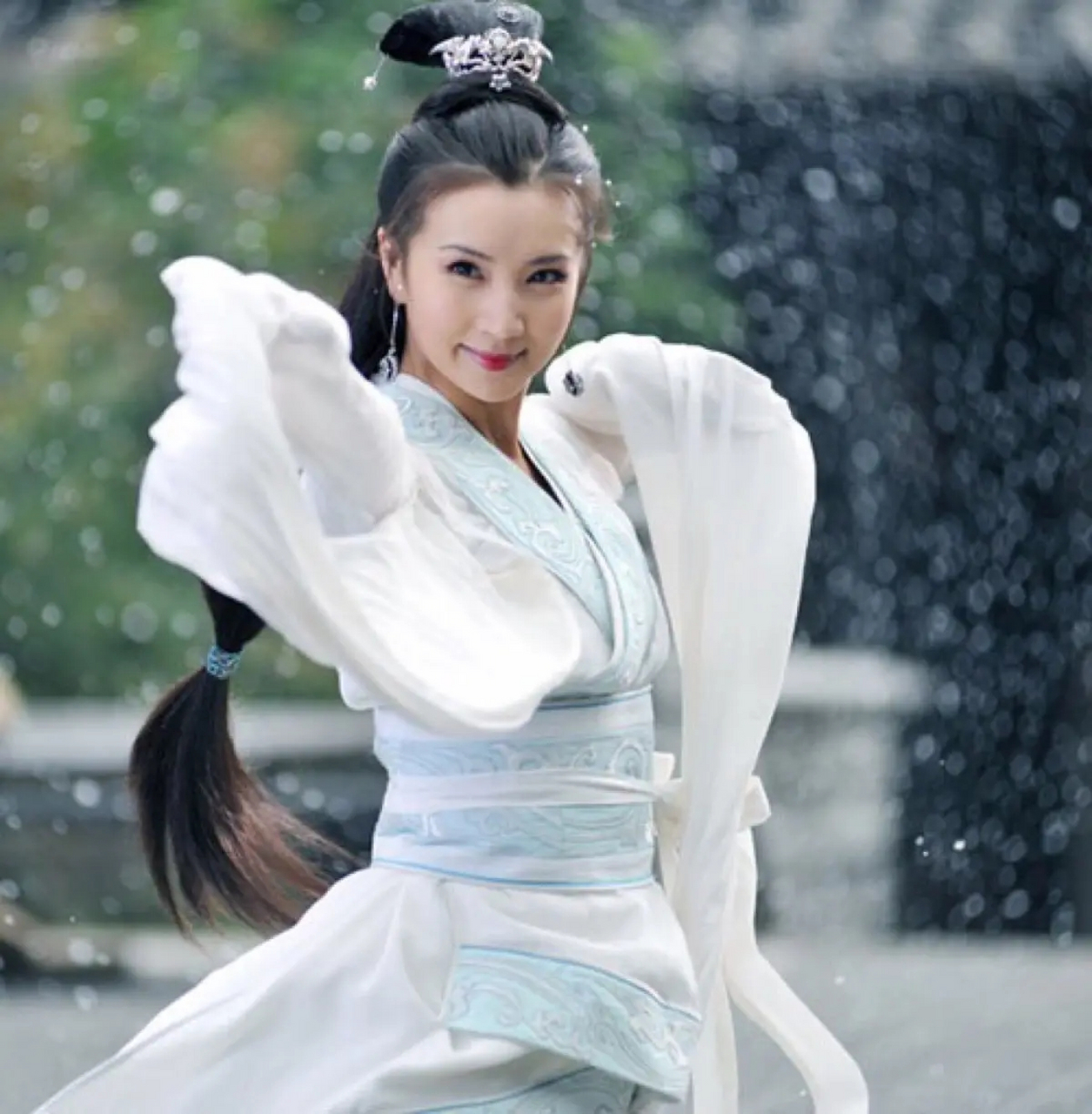 貂蝉是中国历史上四大美女之一,她的美貌让月亮都自惭形秽,她的舞姿让