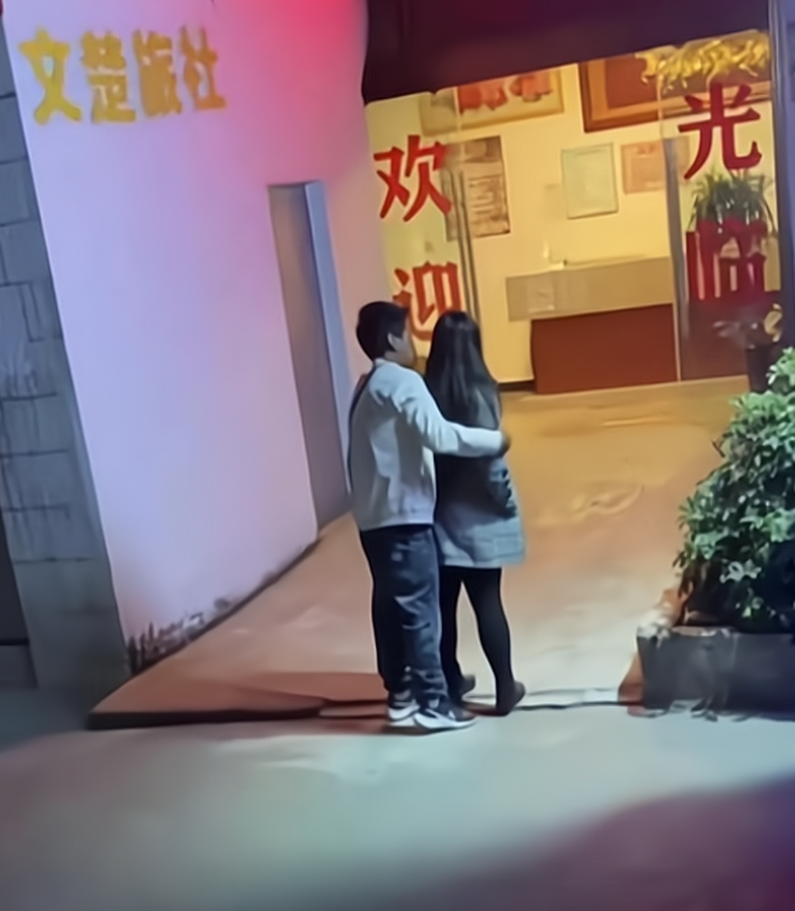 路过看到一对大学生情侣,站在旅馆门口拉扯了半天,也不知道两个人在