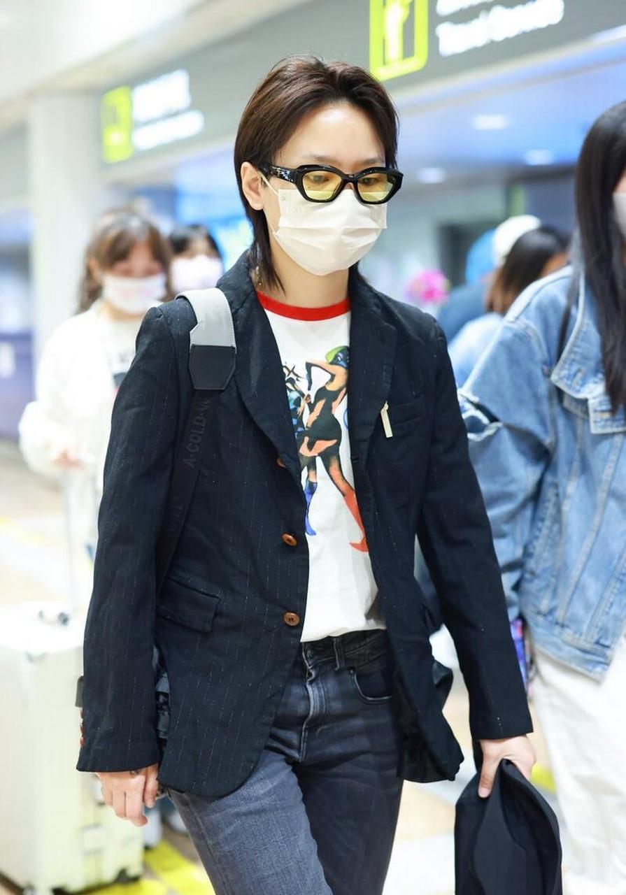 周笔畅机场街拍,黑色西装 牛仔裤 厚底靴简约干练