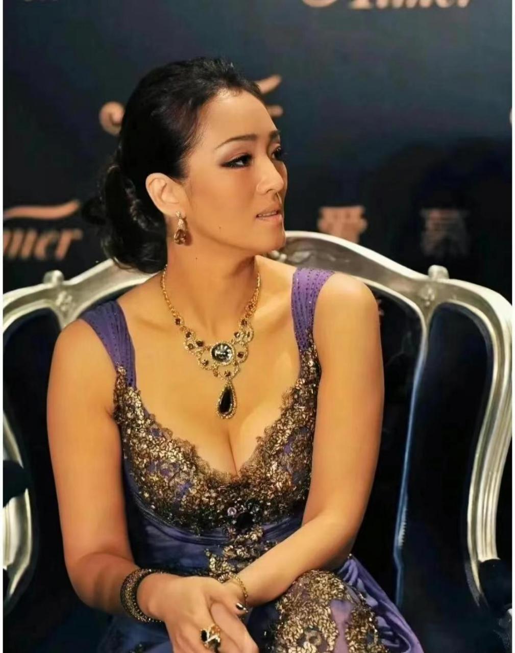 57岁巩俐近照,穿着蓝色礼服遮不住身材,浑身散发着自信