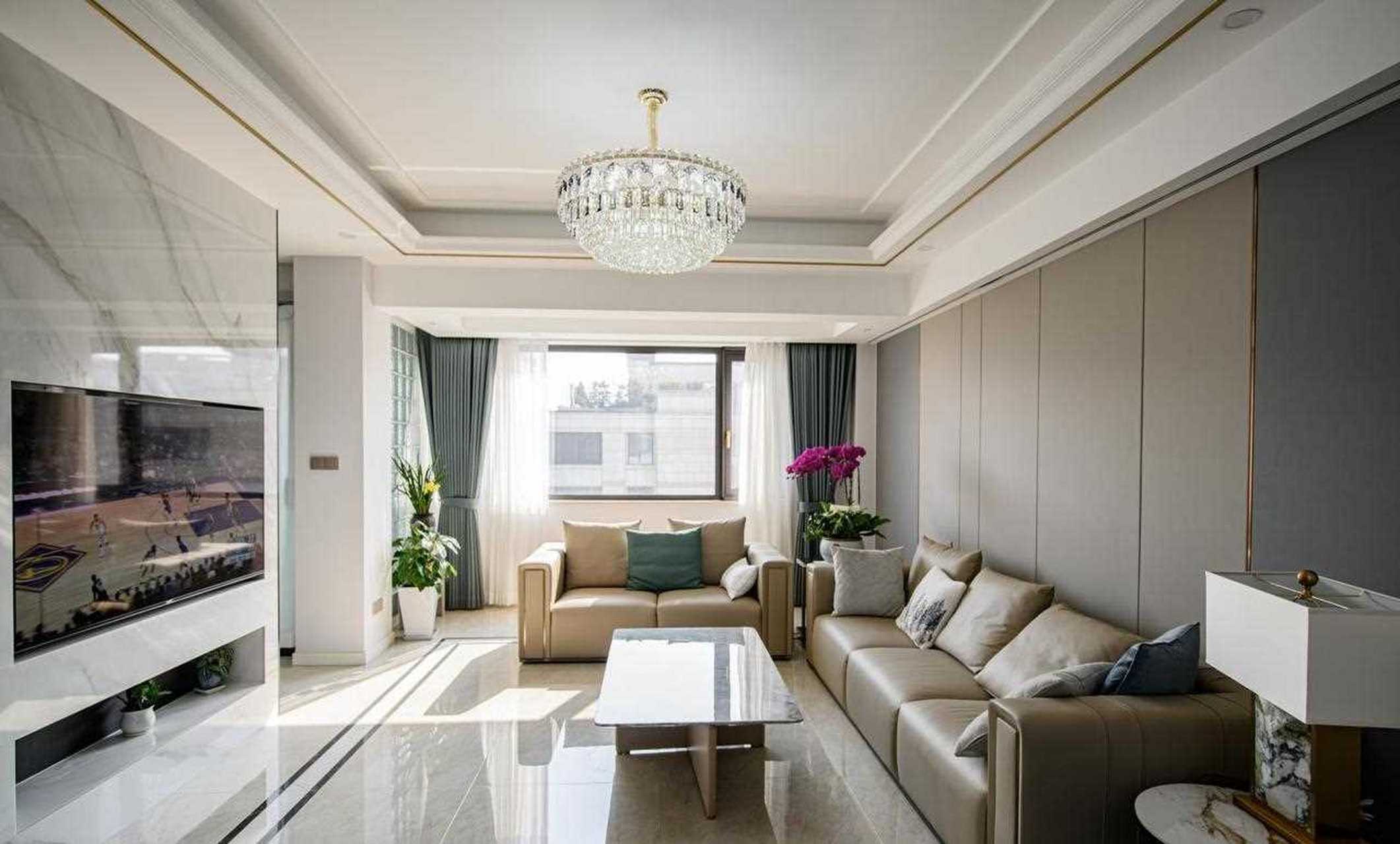 以浅香槟金作为主设计基调,结合大理石与瓷砖,让空间更显质感与时尚