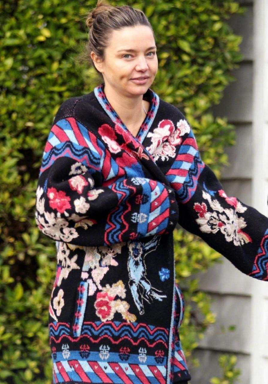 40岁的超模米兰达·可儿素颜近照,丸子头 彩色针织长衫配黑色紧身裤