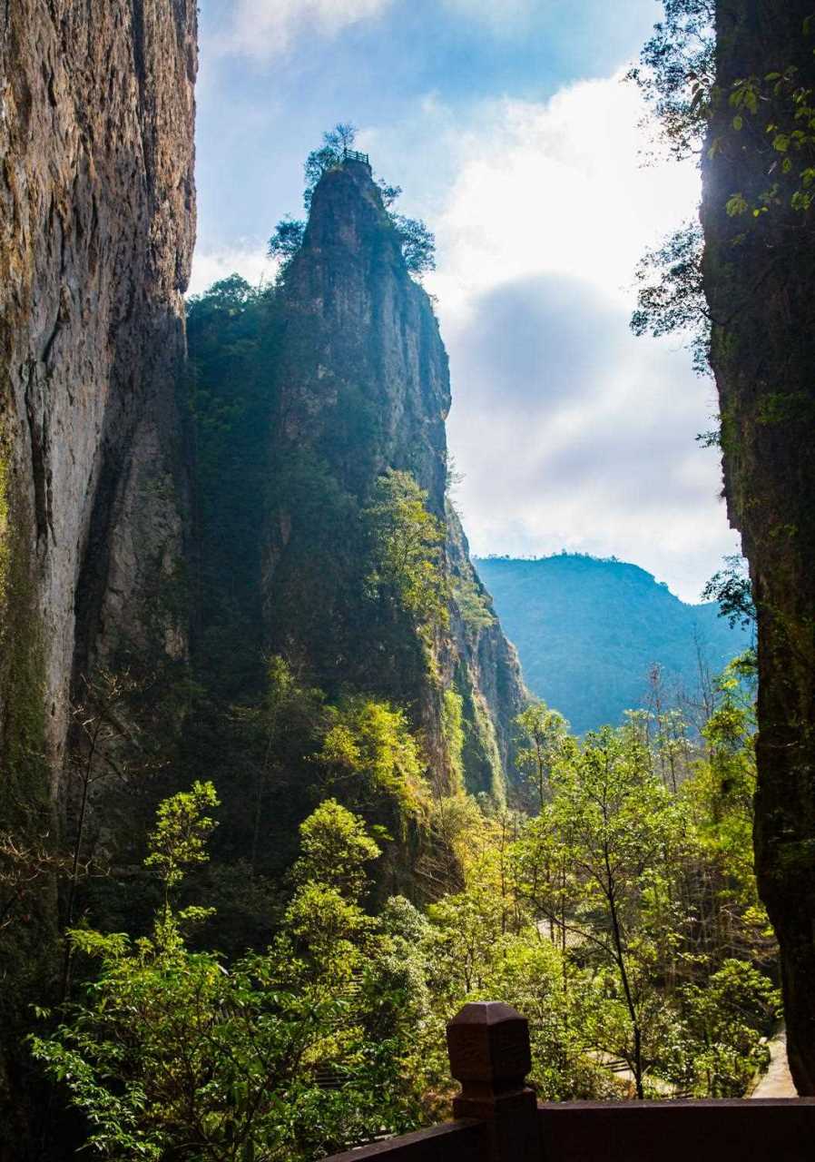 崖下库,永嘉楠溪江的一个小众景点,山势险峻,沟深泉涌,栈道环绕峭壁