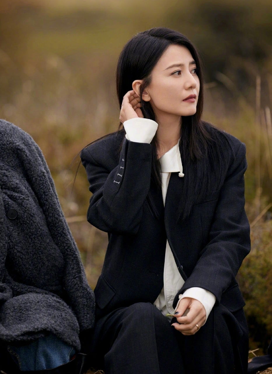 英姿飒爽,魅力十足的#高圆圆# 一袭黑色套装,气质非凡,英气十足.