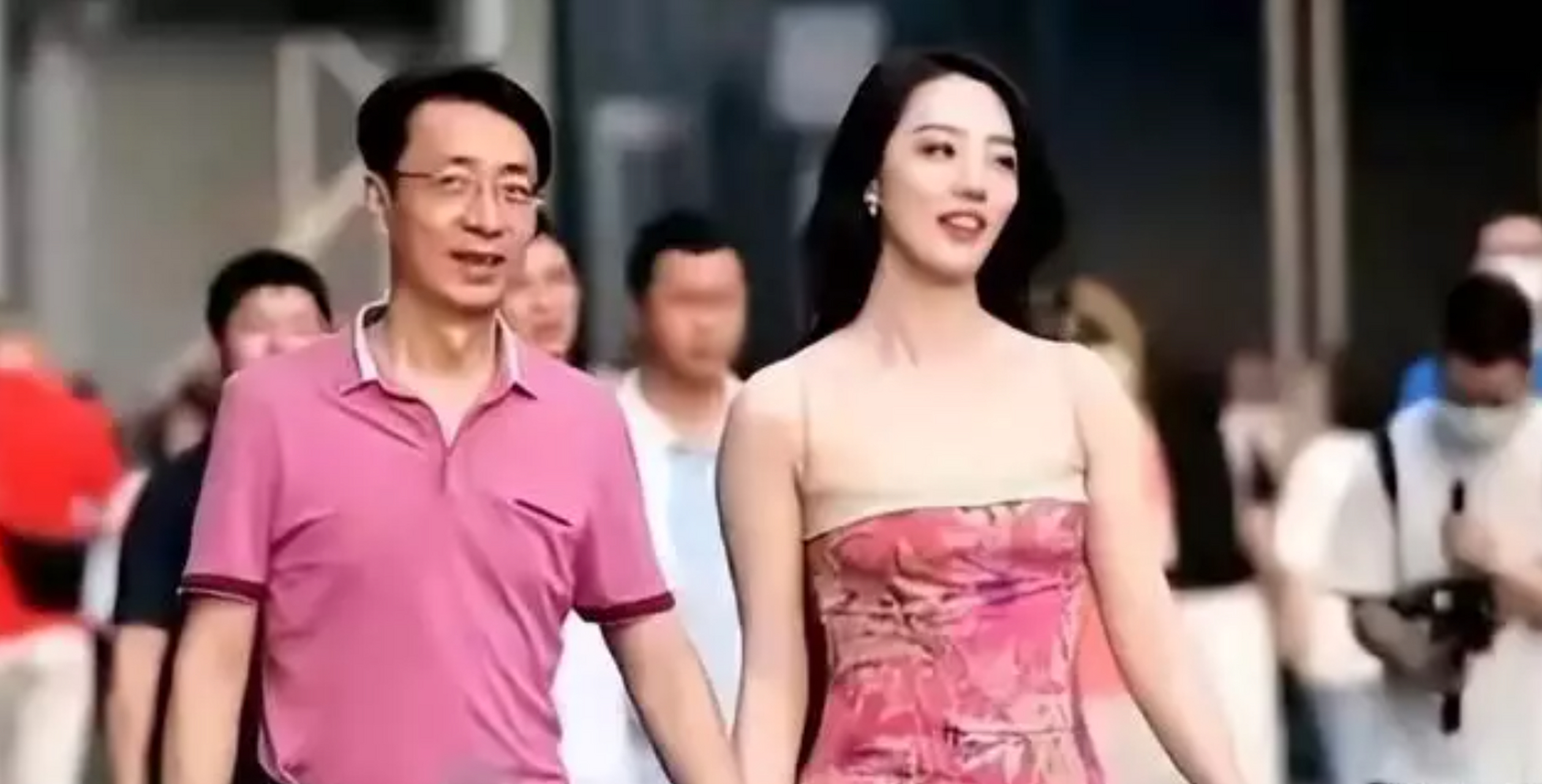 牵手门事件虽然已经过去了,相关的处理结果也是出炉了,董思槿和胡继勇