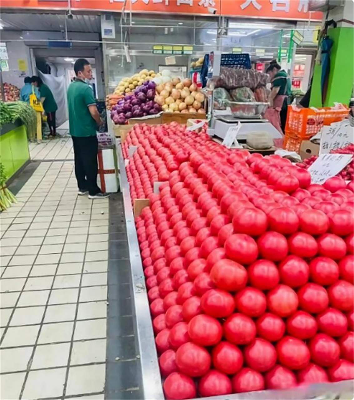 超市把菜摆得这么整齐,很多顾客都有购买的欲望.