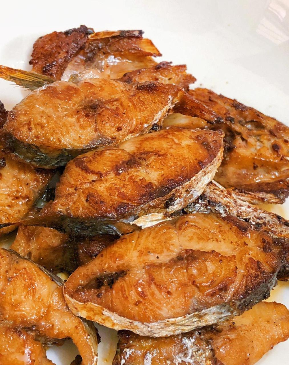 准备食材:马鲛鱼(其他鱼也可以) 做法: 1?腌鱼