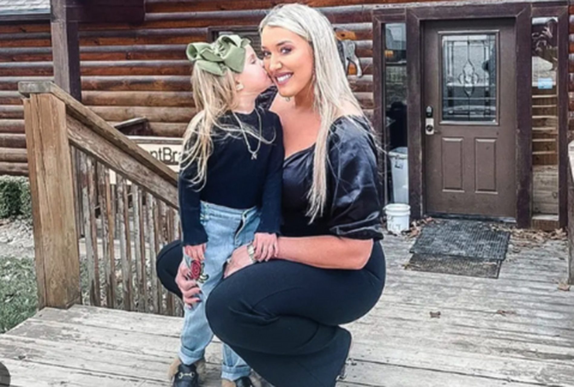 图中的小女孩是美国总统拜登的孙女,美国总统拜登的儿子亨特.