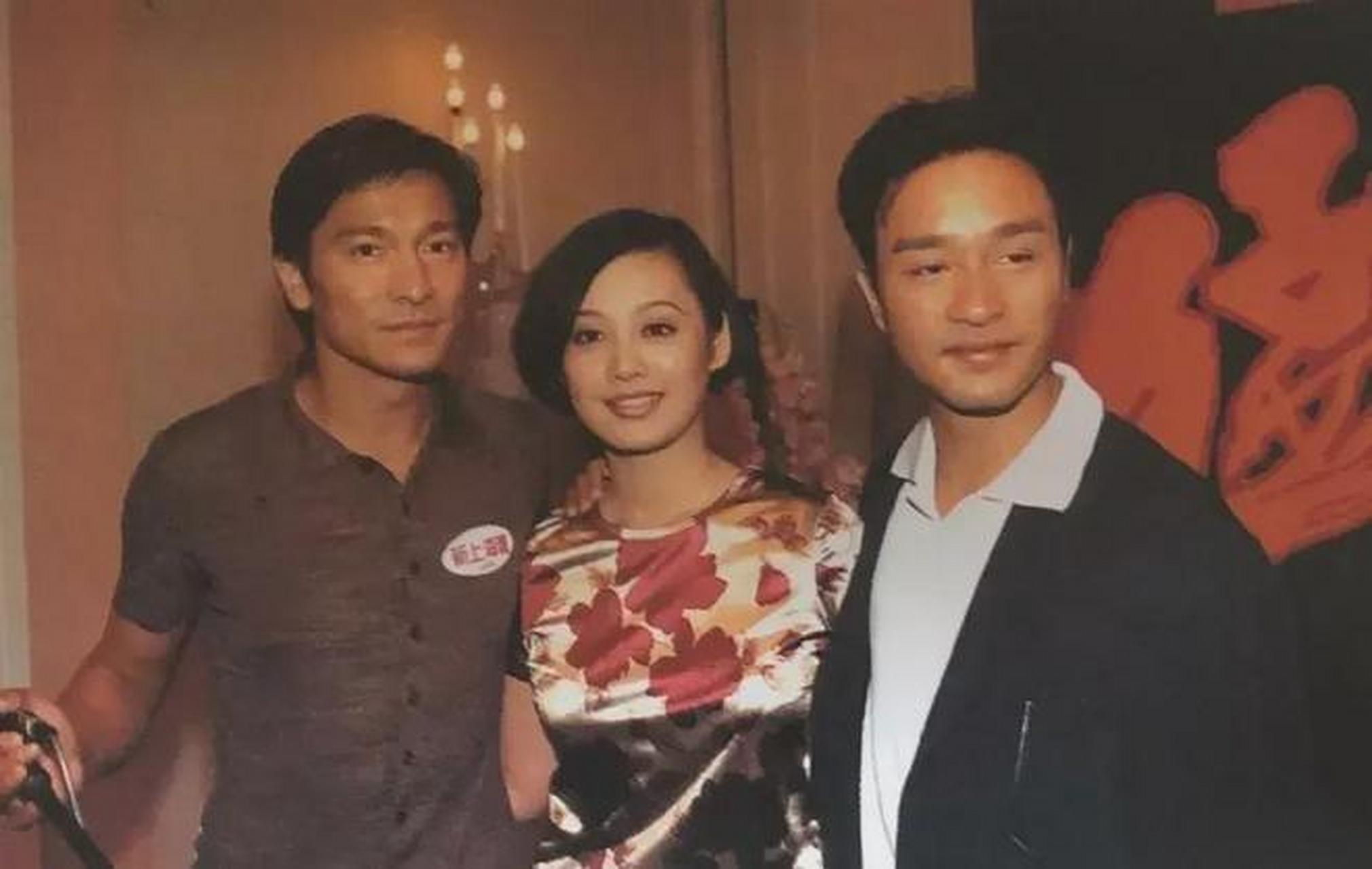 1996年,张国荣,刘德华和宁静三人在一起合影,当时的宁静早已成为内地