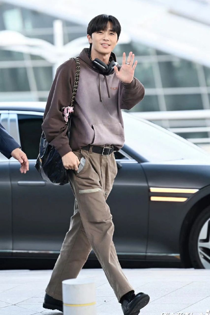 帅气欧巴朴叙俊更新了一组机场私服,身穿新代言的帽衫,下搭工装裤