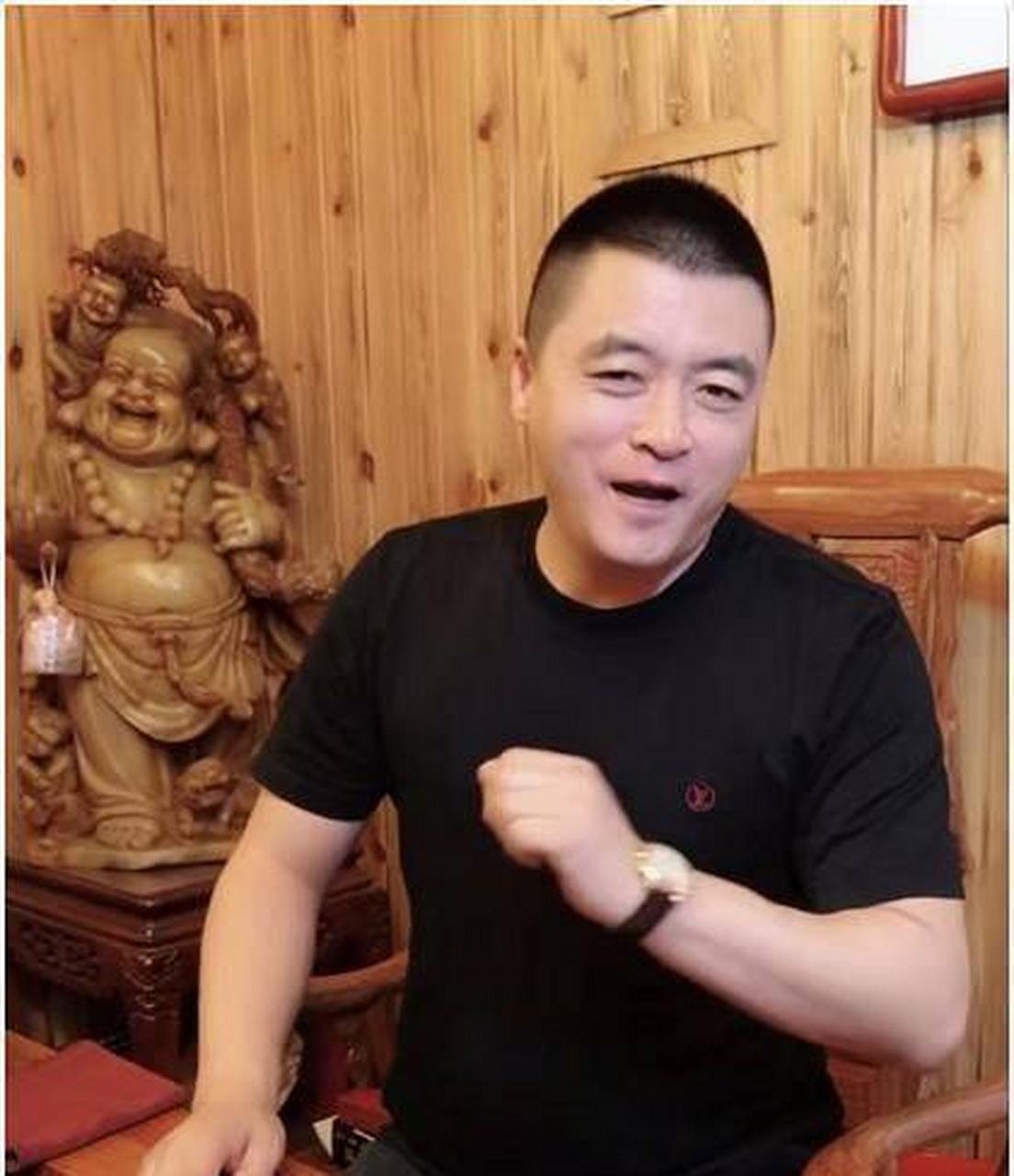 著名笑星魏三住院出镜,自己住豪宅生活幸福,80岁母亲住漏风破屋
