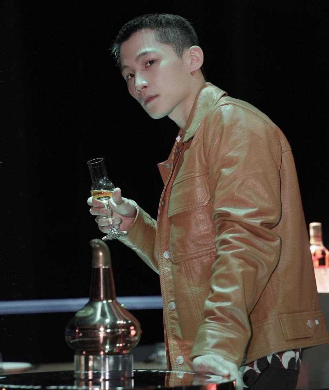 香港著名男星汤镇业的儿子汤君慈近照,他长得跟爸爸年轻时候一样帅气