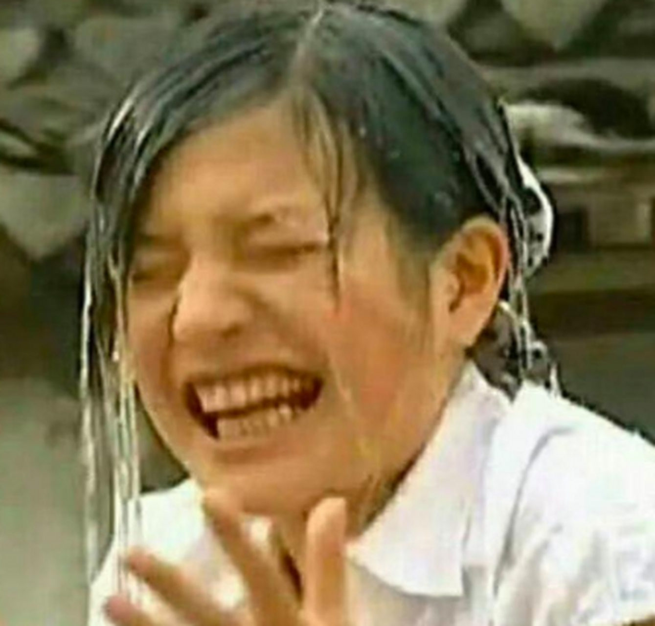 被喷了一脸口水,还笑的去如此开心,笑死我了[笑哭]