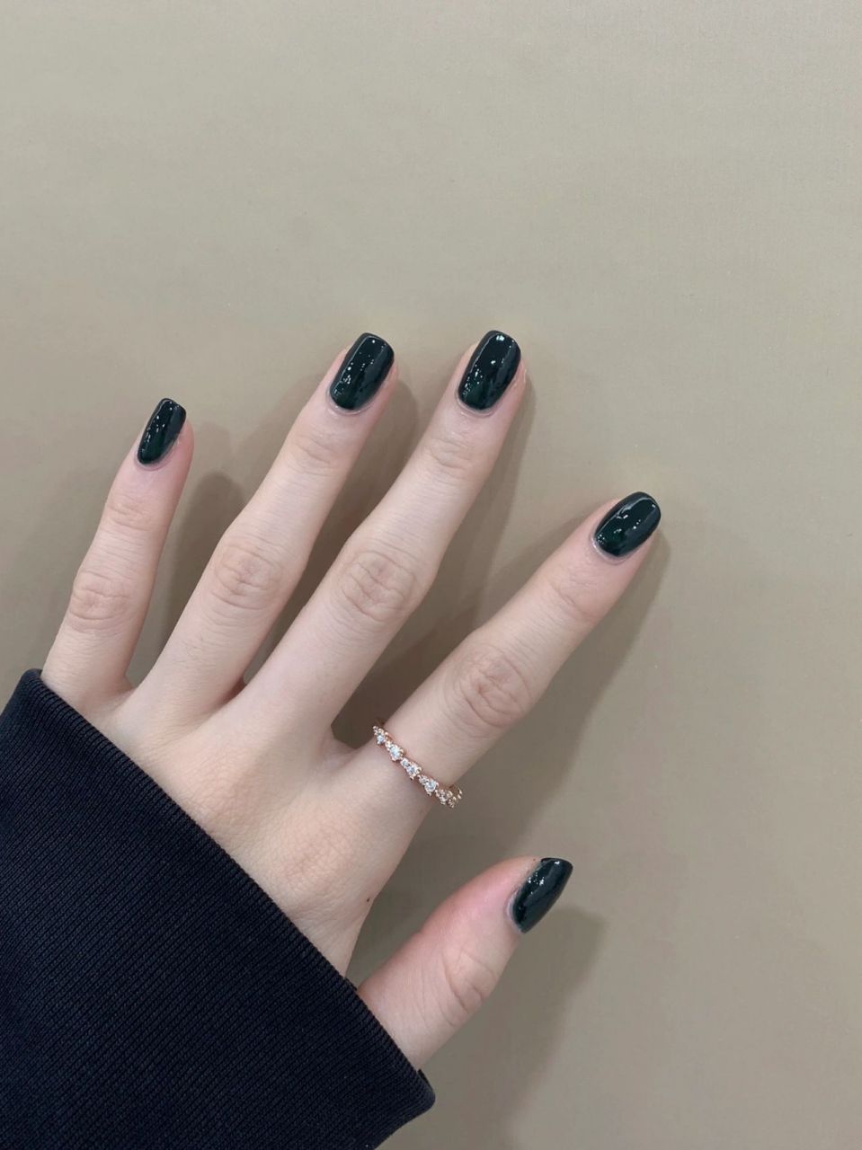 超正又显白的墨绿色美甲 很深邃的颜色 黑色中带了点绿色调 是很显白