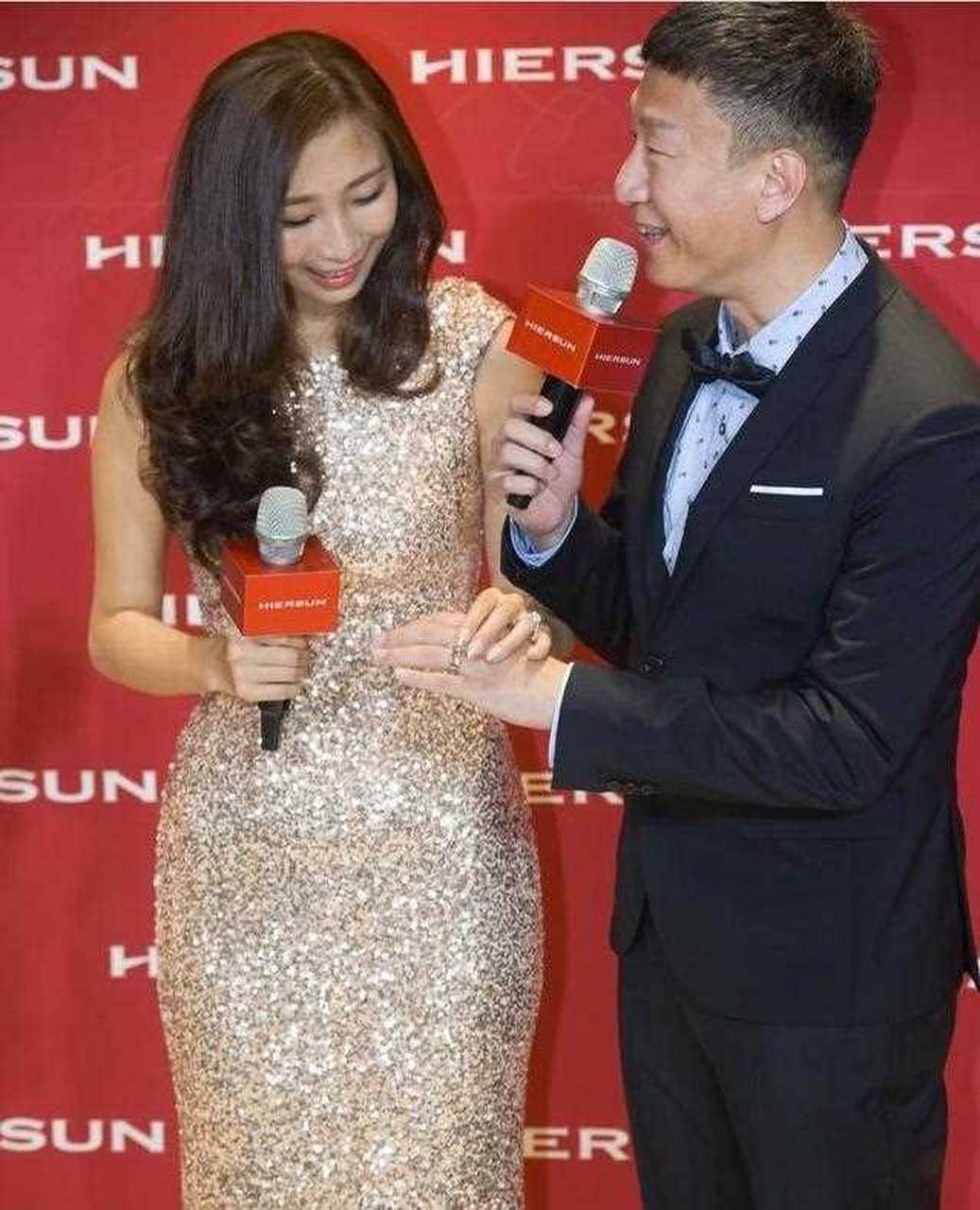 《革命者》的北京观影礼,从媒体晒出的画面可以看出孙红雷和妻子