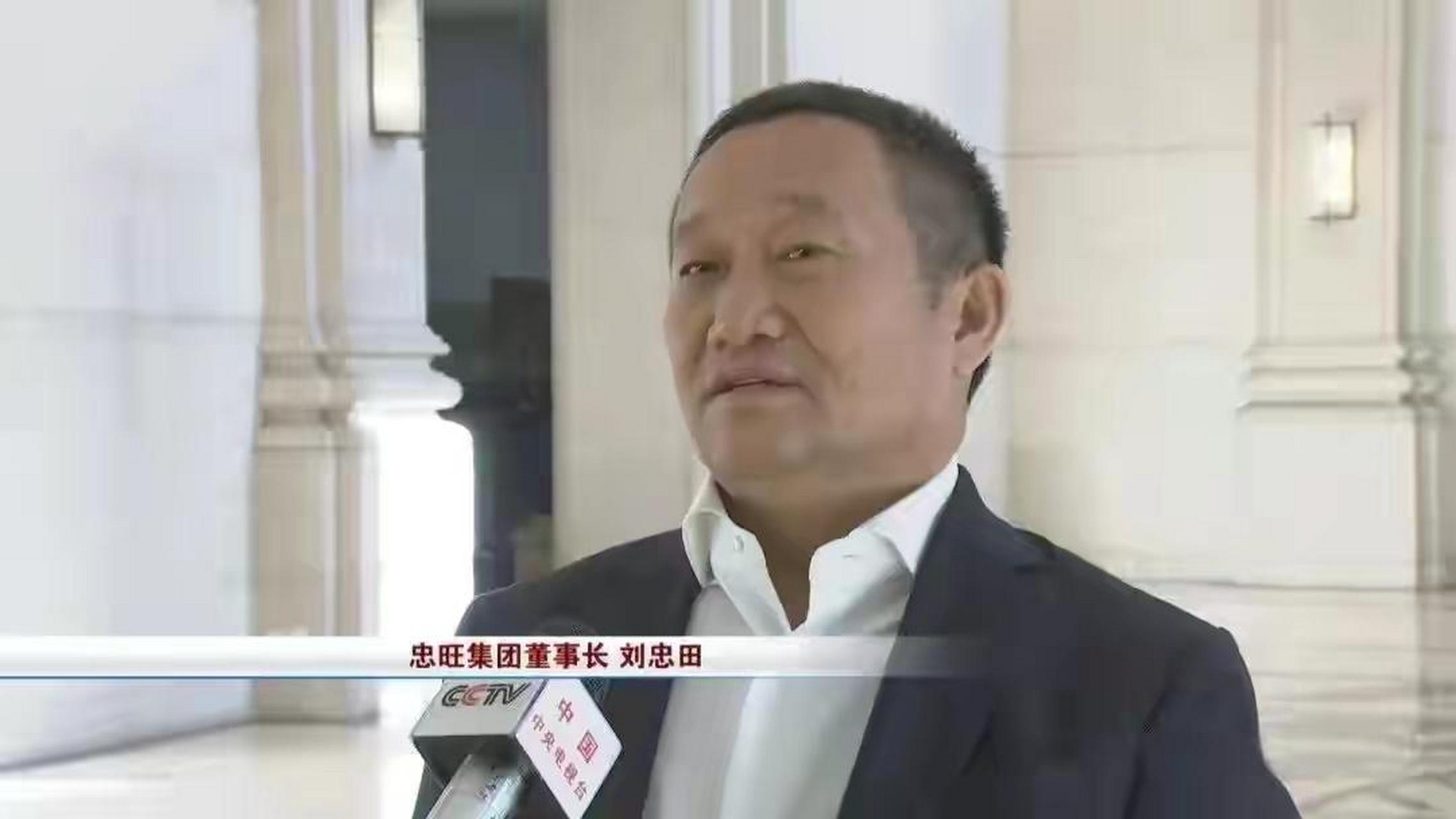 2020年,一名女子开着奔驰大g进故宫的照片被疯传,有网友扒出该女子