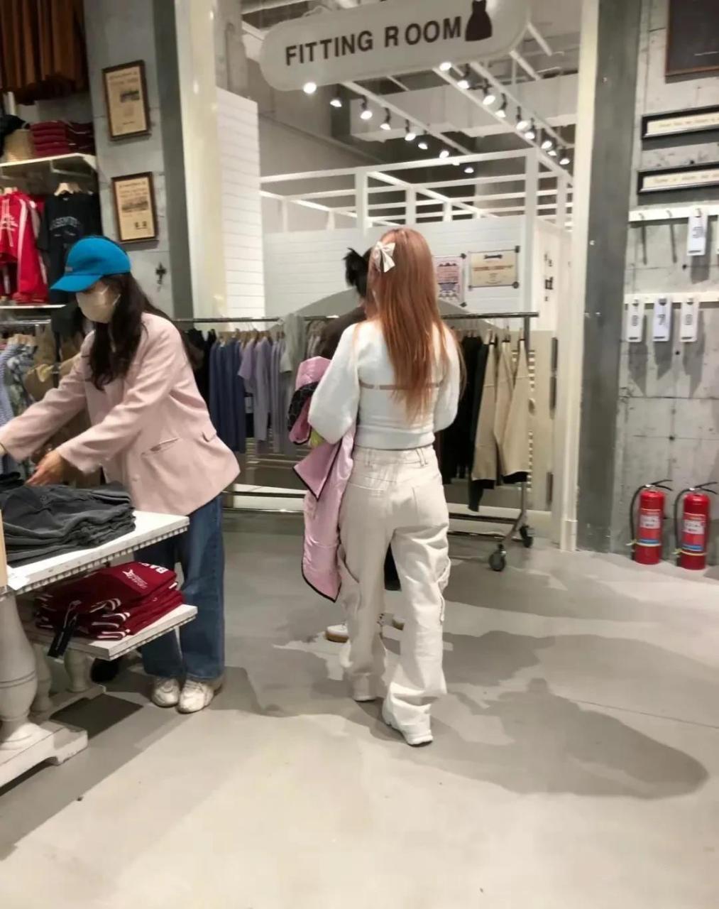 这个矮矬的是李小璐? 我绝对不相信,李小璐身高至少有一米六吧!