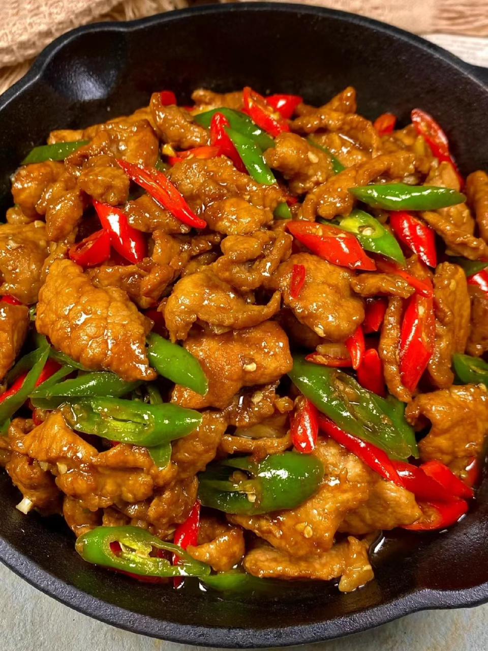 一道能唤醒味蕾的佳肴  辣椒炒肉是一道融合了辣味与鲜美的经典湘菜