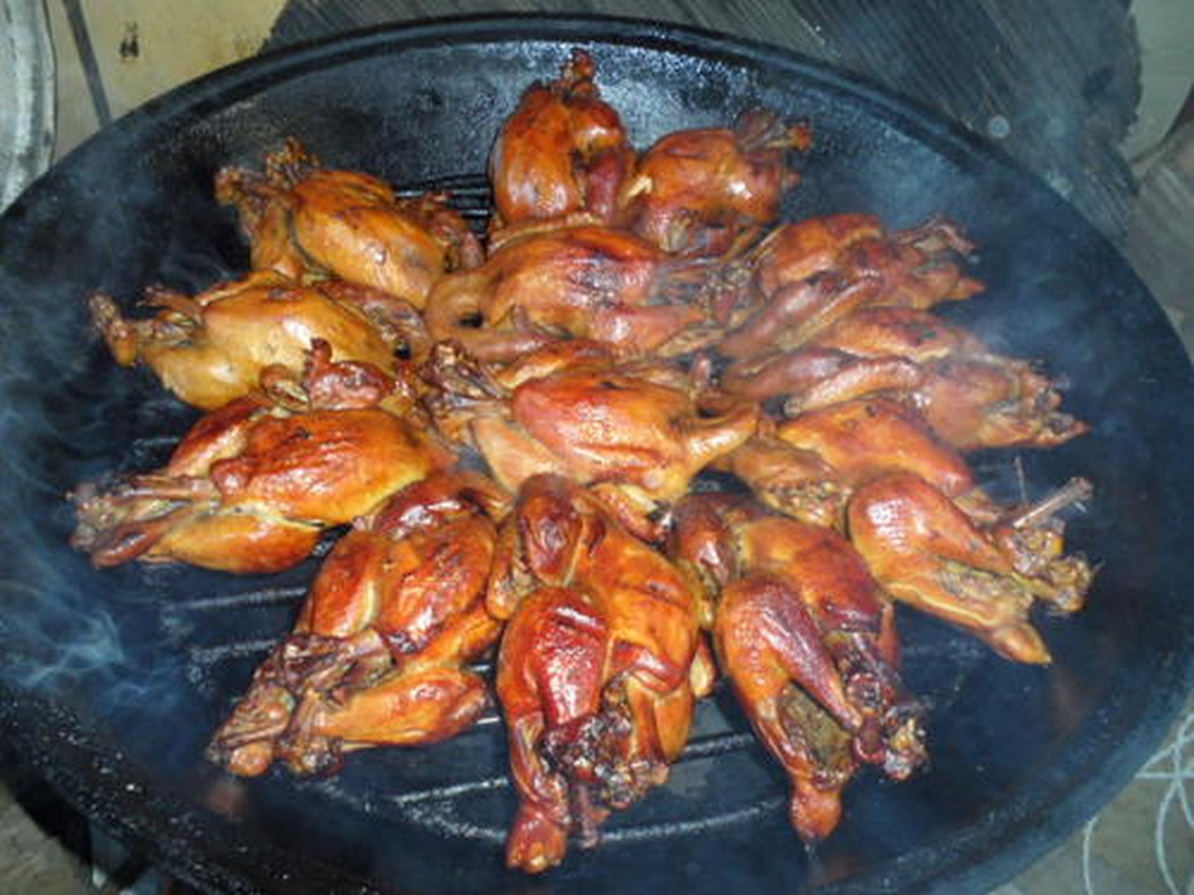 义兴蒋烧鸡,是河南省鹤壁市浚县的特色美食之一