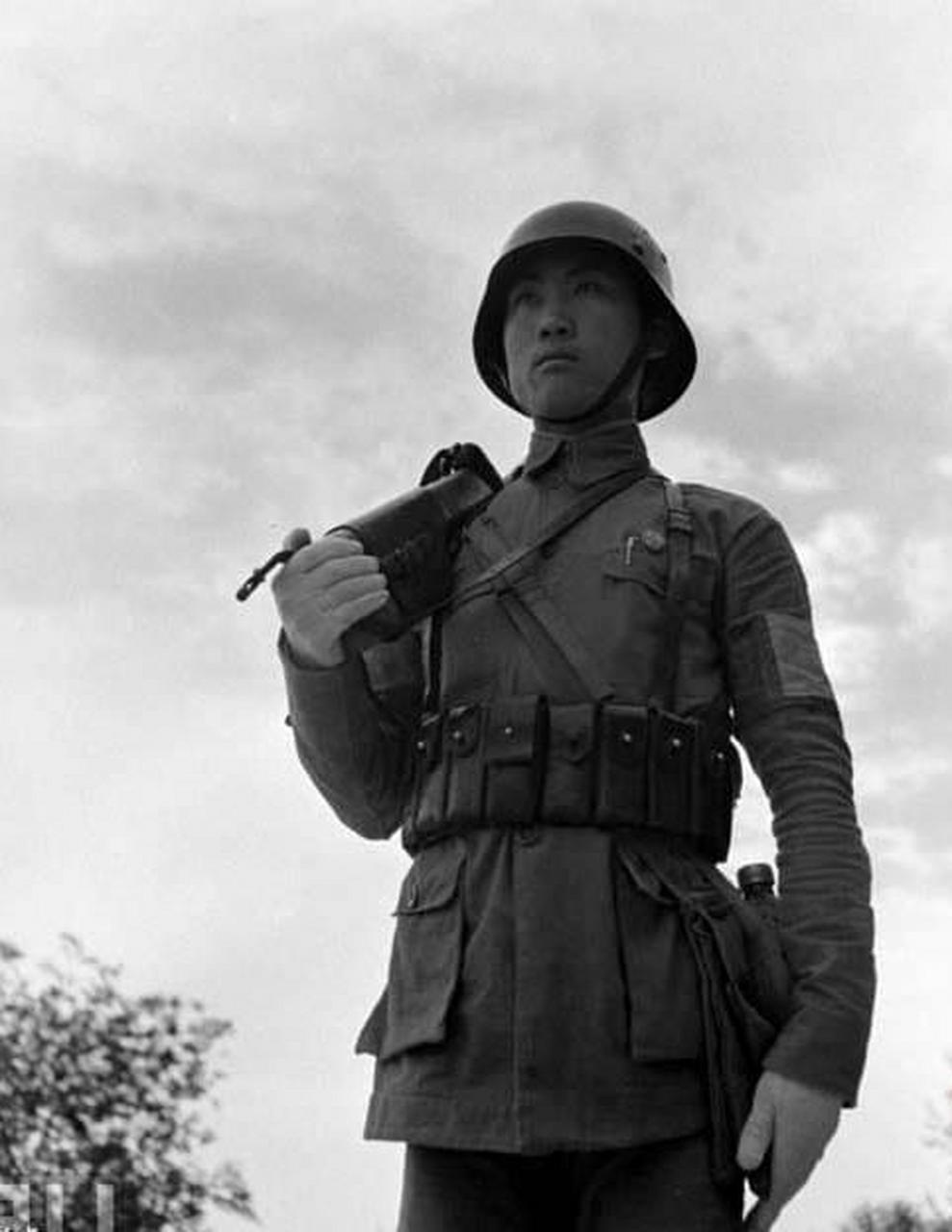 这是1946年两名国军士兵站岗的故事!  他们昂首挺胸,执勤尽责.