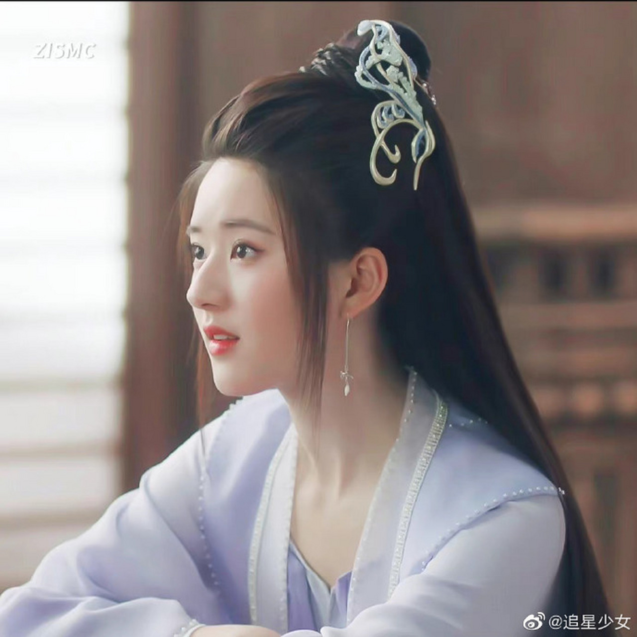 赵露思神隐紫衣背影路透,赵露思和紫色的适配度也太高了吧!