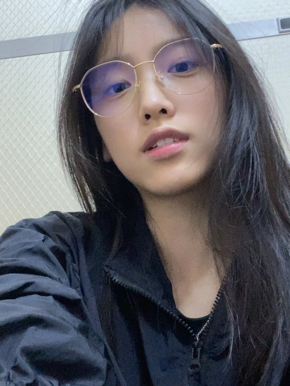 她们说金框很御姐  金框眼镜确实可以增加成熟,优雅的气质,非常适合